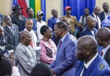RCA: Touadéra échange avec les chefs de quartiers de Bangui, Bimbo et Bégoua sur fond de tensions sociales Le président Faustin Archange Touadera avec les chefs de quartiers et de groupes de Centrafrique