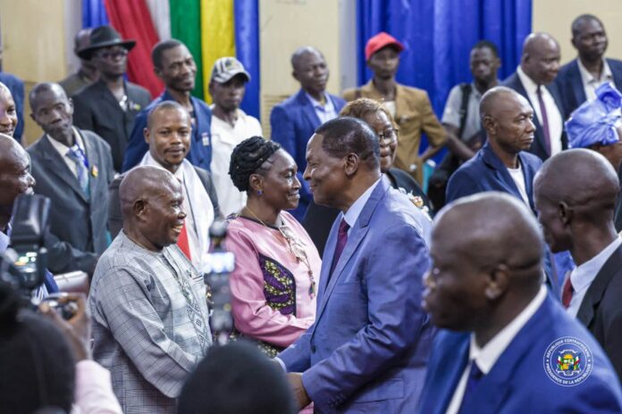 Le président Faustin Archange Touadera avec les chefs de quartiers et de groupes de Centrafrique Le président Faustin Archange Touadera avec les chefs de quartiers et de groupes de Centrafrique