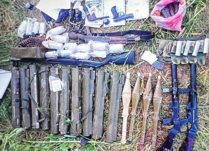 Des armes récupérées au cours d'une offensive de l'armée centrafricaine avec les alliés russes