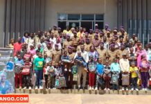 RCA: les douanes au chevet des orphelins de leurs collègues disparus Les douaniers avec les enfants de leurs collègues disparus @crédit photo Jolidon Tcheckoé