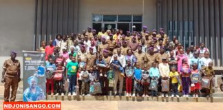 RCA: les douanes au chevet des orphelins de leurs collègues disparus Les douaniers avec les enfants de leurs collègues disparus @crédit photo Jolidon Tcheckoé