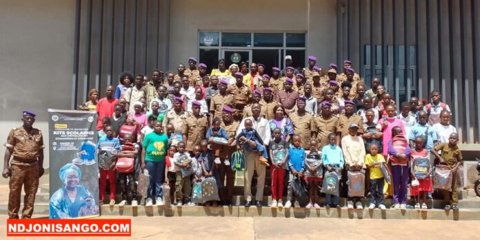 Les douaniers avec les enfants de leurs collègues disparus @crédit photo Jolidon Tcheckoé