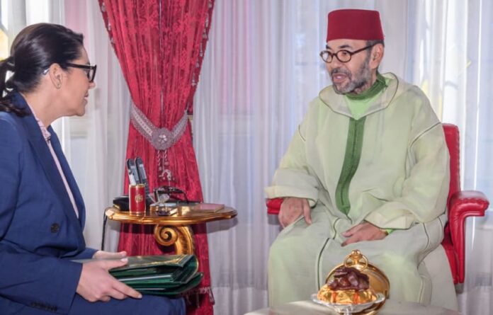Le Roi Mohammed V et la cheffe du gouvernement Fatima Ezzahra El Mansouri