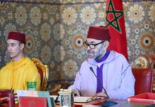 Maroc: le Roi Mohammed VI préside un conseil des ministres consacré au projet de loi de finances 2027 Le Roi Mohammed VI et le Prince héritier Moulay El Hassan
