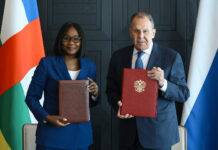 Russie–RCA: la ministre Sylvie Notefé signe un accord sur les fondements de la relation avec Moscou La ministre centrafricaine des Affaires étrangères, Sylvie Notefé née Baïpo-Temon, et son homologue russe, Sergueï Lavrov en marge du 3è sommet Russie Afrique à Moscou