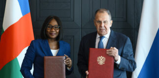 Russie–RCA: la ministre Sylvie Notefé signe un accord sur les fondements de la relation avec Moscou La ministre centrafricaine des Affaires étrangères, Sylvie Notefé née Baïpo-Temon, et son homologue russe, Sergueï Lavrov en marge du 3è sommet Russie Afrique à Moscou