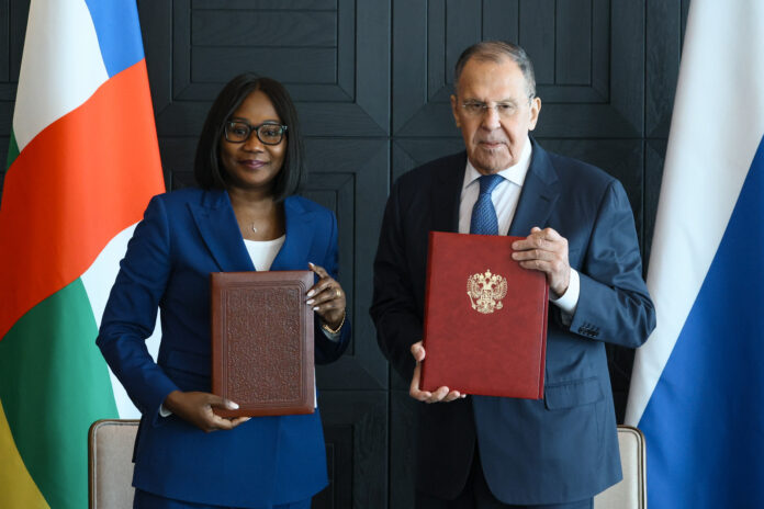 La ministre centrafricaine des Affaires étrangères, Sylvie Notefé née Baïpo-Temon, et son homologue russe, Sergueï Lavrov en marge du 3è sommet Russie Afrique à Moscou La ministre centrafricaine des Affaires étrangères, Sylvie Notefé née Baïpo-Temon, et son homologue russe, Sergueï Lavrov en marge du 3è sommet Russie Afrique à Moscou