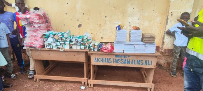 Remise de Kits scolaires par l'équipe du député Hassan Akhras aux élèves de M'baïki 3